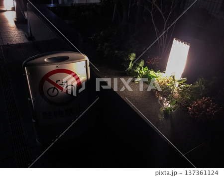 夜の街灯に照らされる公衆電話 夜の街灯に照らされる公衆電話 137361124