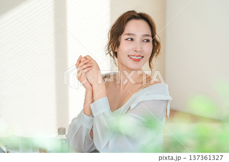 手にハンドクリームを塗る日本人女性（スキンケア） 137361327