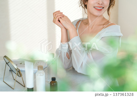 手にハンドクリームを塗る日本人女性(スキンケア) 手にハンドクリームを塗る日本人女性(スキンケア) 137361328