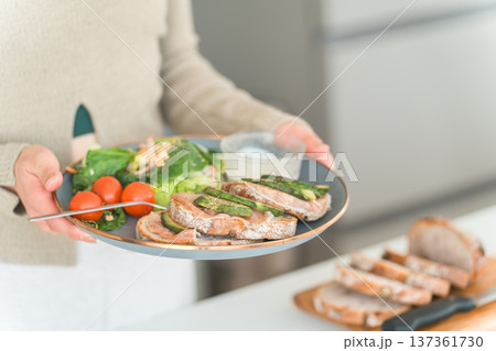 朝食を作る,準備をする主婦,女性の手元 137361730