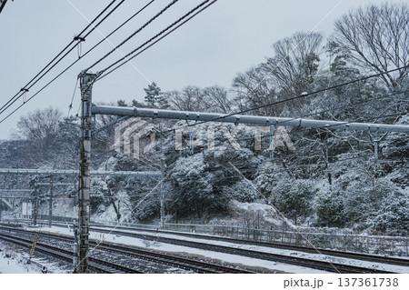 王子駅から見た雪の日の飛鳥山公園　冬の鉄道風景 137361738