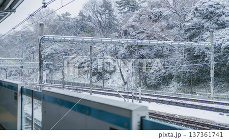 王子駅から見た雪の日の飛鳥山公園 冬の鉄道風景 王子駅から見た雪の日の飛鳥山公園 冬の鉄道風景 137361741