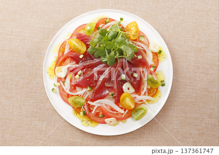 かつおとトマトのカルパッチョ 137361747