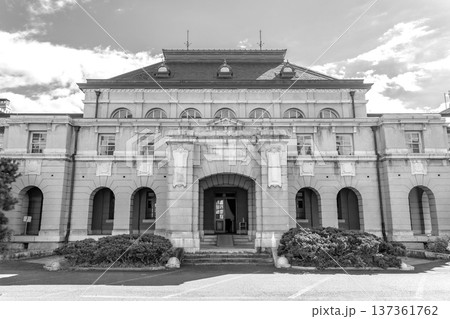 京都府庁旧本館 背面(明治創建の日本最古の官公庁建物)ルネサンス様式の近代建築(新聞、雑誌用) 京都府庁旧本館 背面(明治創建の日本最古の官公庁建物)ルネサンス様式の近代建築(新聞、雑誌用) 137361762