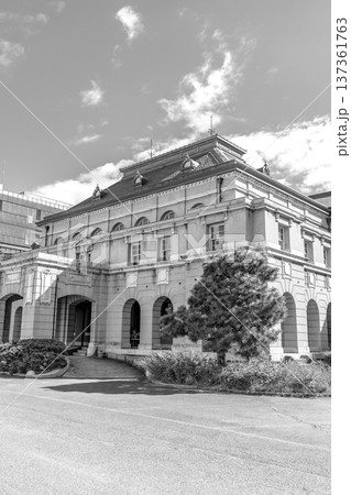 京都府庁旧本館　背面（明治創建の日本最古の官公庁建物）ルネサンス様式の近代建築（新聞、雑誌用） 137361763