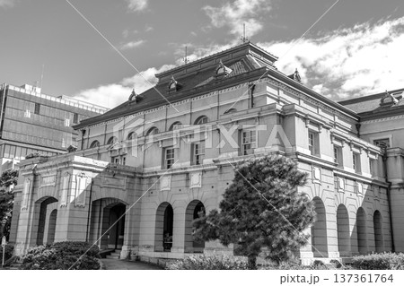 京都府庁旧本館　背面（明治創建の日本最古の官公庁建物）ルネサンス様式の近代建築（新聞、雑誌用） 137361764