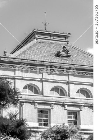 京都府庁旧本館　側面（明治創建の日本最古の官公庁建物）ルネサンス様式の近代建築（新聞、雑誌用） 137361765