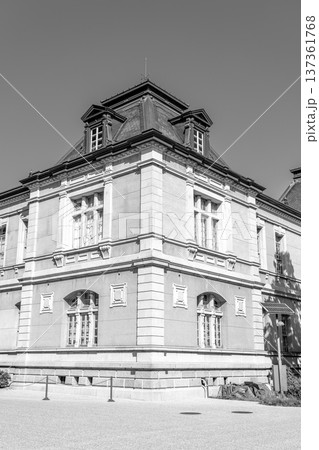 京都府庁旧本館　側面（明治創建の日本最古の官公庁建物）ルネサンス様式の近代建築（新聞、雑誌用） 137361768