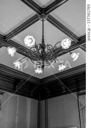 京都府庁旧本館 旧知事室のシャンデリア(明治創建の日本最古の官公庁建物)重要文化財 新聞、雑誌用 京都府庁旧本館 旧知事室のシャンデリア(明治創建の日本最古の官公庁建物)重要文化財 新聞、雑誌用 137361769