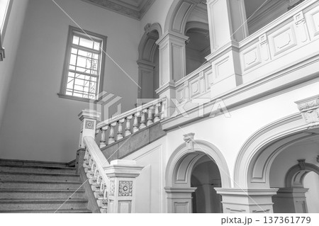 京都府庁旧本館　階段から二階を見上げる（明治創建の日本最古の官公庁建物）重要文化財　新聞、雑誌用 137361779