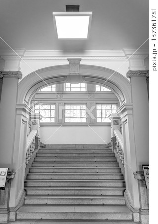 京都府庁旧本館　一階から正面階段を見上げる（明治創建の日本最古の官公庁建物）重要文化財　新聞、雑誌用 137361781