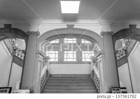 京都府庁旧本館 一階から正面階段を見上げる(明治創建の日本最古の官公庁建物)重要文化財 新聞、雑誌用 京都府庁旧本館 一階から正面階段を見上げる(明治創建の日本最古の官公庁建物)重要文化財 新聞、雑誌用 137361782