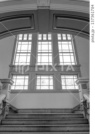 京都府庁旧本館 一階から正面階段を見上げる(明治創建の日本最古の官公庁建物)重要文化財 新聞、雑誌用 京都府庁旧本館 一階から正面階段を見上げる(明治創建の日本最古の官公庁建物)重要文化財 新聞、雑誌用 137361784