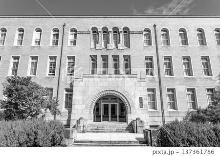 文化庁京都庁舎本館(アーチ窓と半円アーチの出入口が特徴なロマネスク様式の建築)新聞、雑誌用 文化庁京都庁舎本館(アーチ窓と半円アーチの出入口が特徴なロマネスク様式の建築)新聞、雑誌用 137361786