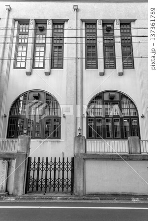 京都国際マンガミュージアム（旧京都市立龍池小学校）明治時代からのマンガ雑誌を展示　新聞、雑誌用 137361789