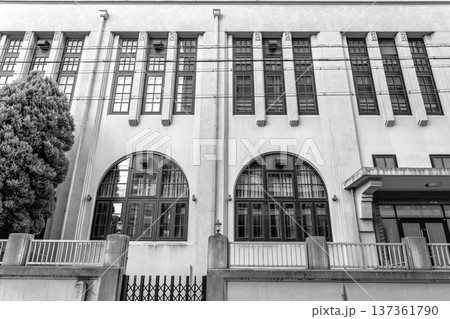 京都国際マンガミュージアム（旧京都市立龍池小学校）明治時代からのマンガ雑誌を展示　新聞、雑誌用 137361790