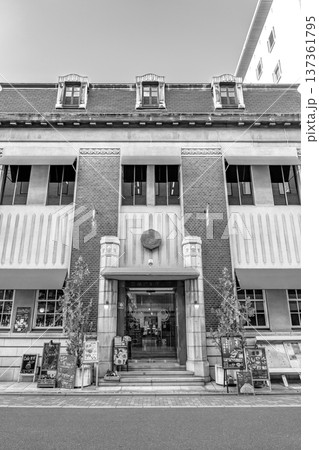 文椿ビルヂング（商業ビル）大正時代の木造洋館（レトロビル）新聞、雑誌用 137361795