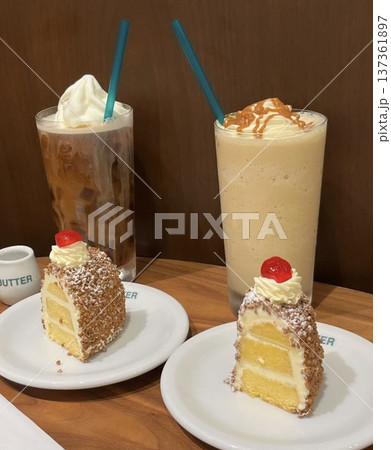 おしゃれなカフェでティータイム おしゃれなカフェでティータイム 137361897