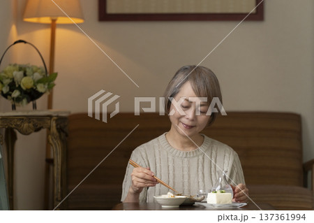 リビングで晩酌をするシニア女性 137361994