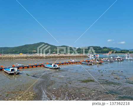 This is the seascape of Seoneupdo, Korea. This is the seascape of Seoneupdo, Korea. 137362218