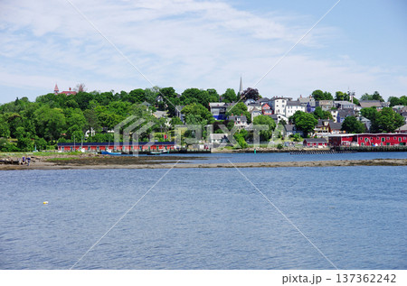 カナダのルーネンバーグ旧市街の海岸通りの街並み カナダのルーネンバーグ旧市街の海岸通りの街並み 137362242