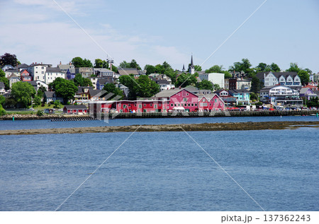 カナダのルーネンバーグ旧市街のカラフルな街並み 137362243