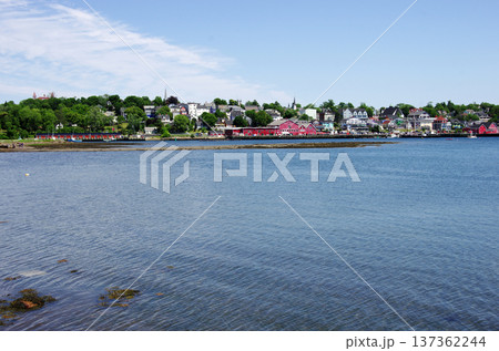 カナダのルーネンバーグ旧市街の海岸通りの風景 137362244