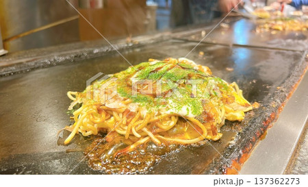 鉄板で焼いてる本場の大阪お好み焼き 鉄板で焼いてる本場の大阪お好み焼き 137362273