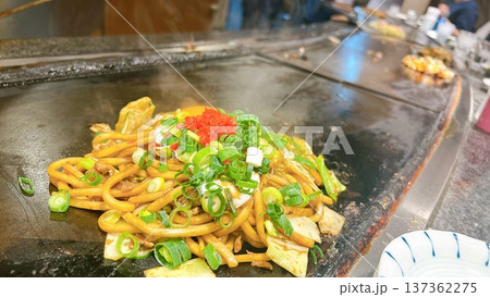 鉄板で焼いてる本場の大阪太麺焼きそば 鉄板で焼いてる本場の大阪太麺焼きそば 137362275