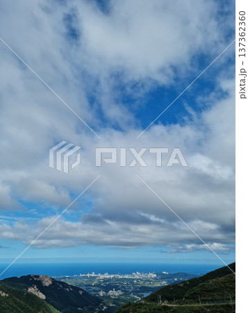 This is the scenery of Seorak Mountain, South Korea. This is the scenery of Seorak Mountain, South Korea. 137362360