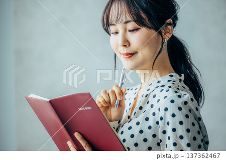 手帳を持つ若い女性 137362467
