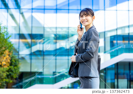 スマホで話すビジネスウーマン 137362473
