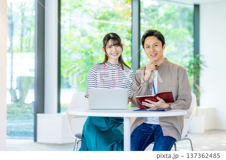 パソコンを見る男女 137362485