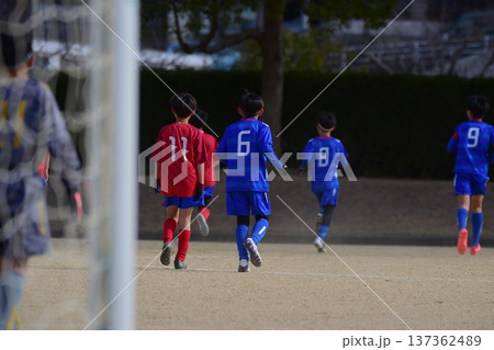 サッカーをする少年 サッカーをする少年 137362489
