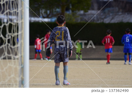 サッカーをする少年 サッカーをする少年 137362490