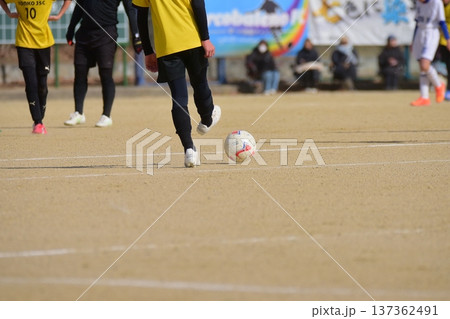 サッカーをする少年 137362491