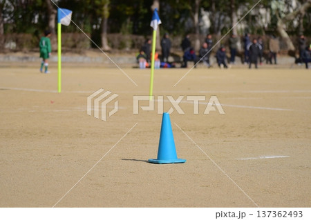 運動場 三角コーン 運動場 三角コーン 137362493