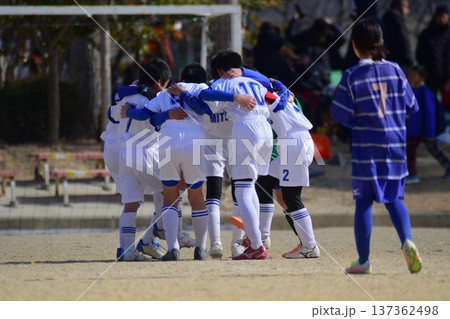 サッカー試合、円陣 サッカー試合、円陣 137362498