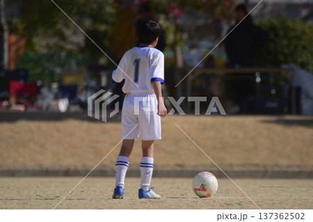 サッカー試合 サッカー試合 137362502