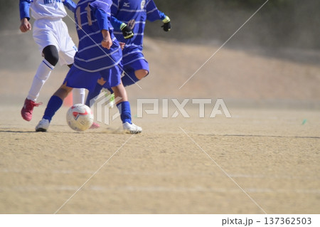 サッカーをする少年、試合 サッカーをする少年、試合 137362503