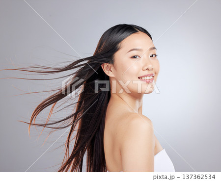 髪がなびく美しい女性 髪がなびく美しい女性 137362534