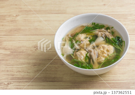 鶏肉団子と水菜のスープ 鶏肉団子と水菜のスープ 137362551