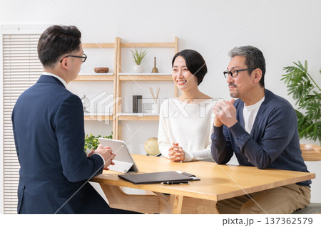 商談するビジネスマンと夫婦 商談するビジネスマンと夫婦 137362579