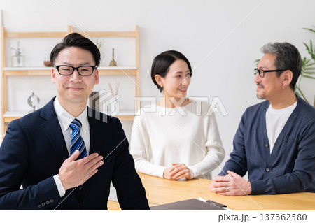 商談するビジネスマンと夫婦 商談するビジネスマンと夫婦 137362580