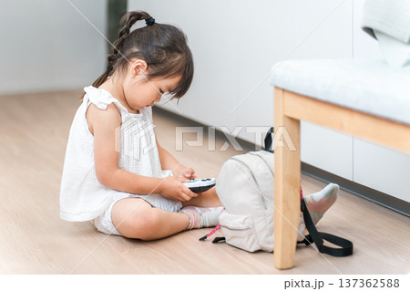家で真剣にゲームで遊ぶ女の子,子供 家で真剣にゲームで遊ぶ女の子,子供 137362588