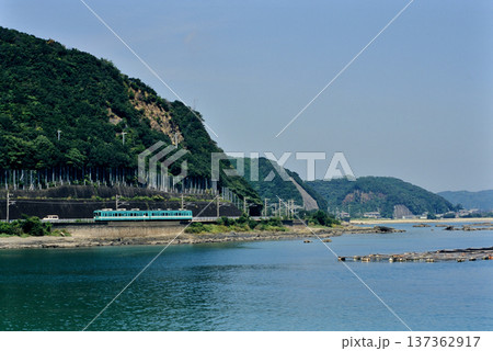 2007年　紀勢本線を走る105系普通電車2両 137362917