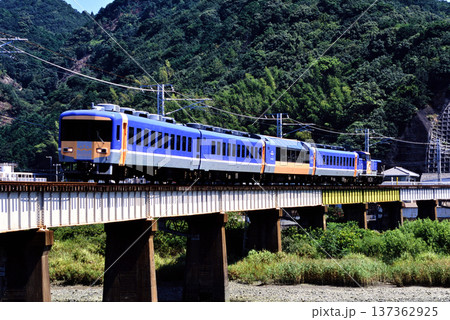 2007年　紀勢本線を走る快速さよならきのくにシーサイド号 137362925