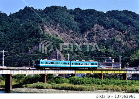 2007年 紀勢本線を走る105系普通電車2両 2007年 紀勢本線を走る105系普通電車2両 137362963