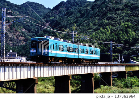 2007年 紀勢本線を走る105系普通電車2両 2007年 紀勢本線を走る105系普通電車2両 137362964
