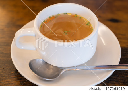 洋食屋の野菜入りコンソメスープ 137363019